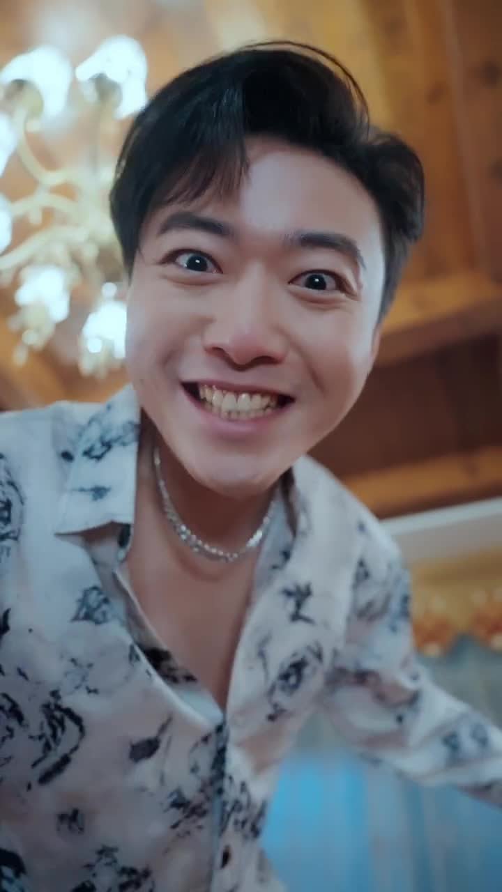 高冷校花救济我，我靠贴贴成神豪（80集）